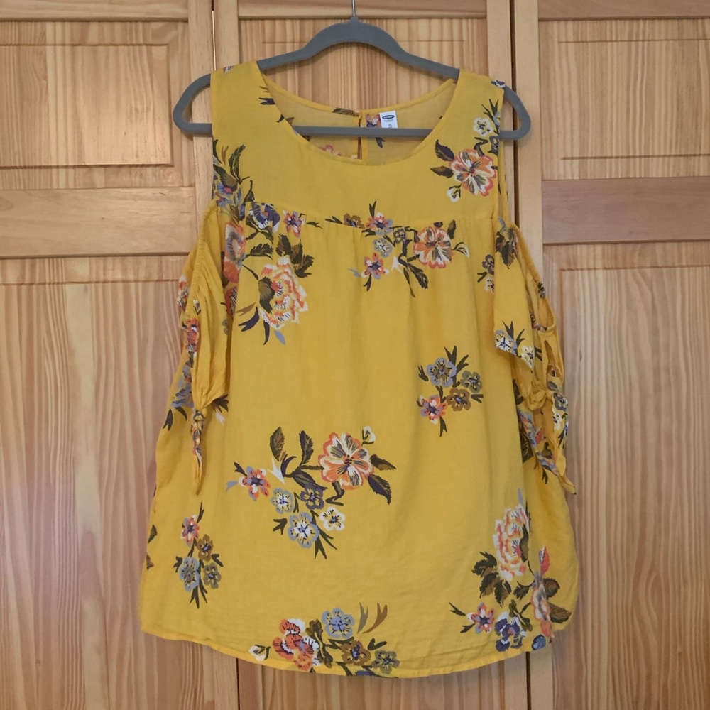 Cute Short Sleeved Cold Shoulder Top